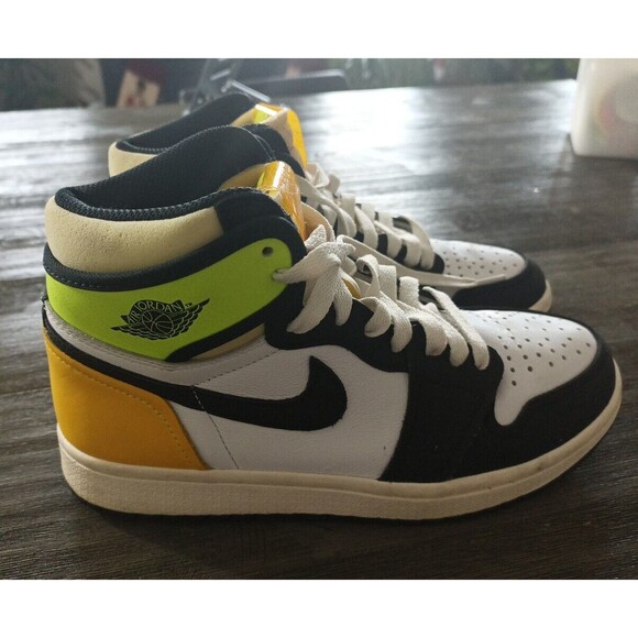 Air Jordan 1 Retro High Black White OG Volt Size 6